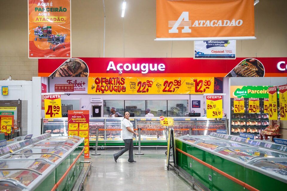 Exame — Atacadão lidera recomendações do ChatGPT sobre onde comprar itens da cesta básica